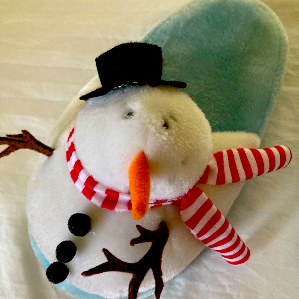 Adorable Snowman Slippers.
Soft and cozy.